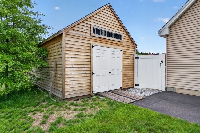 Building Photo - Spacious Stratham Home | Semi-In Ground Pool | Finished Basement | AVAILABLE AUGUST 1st