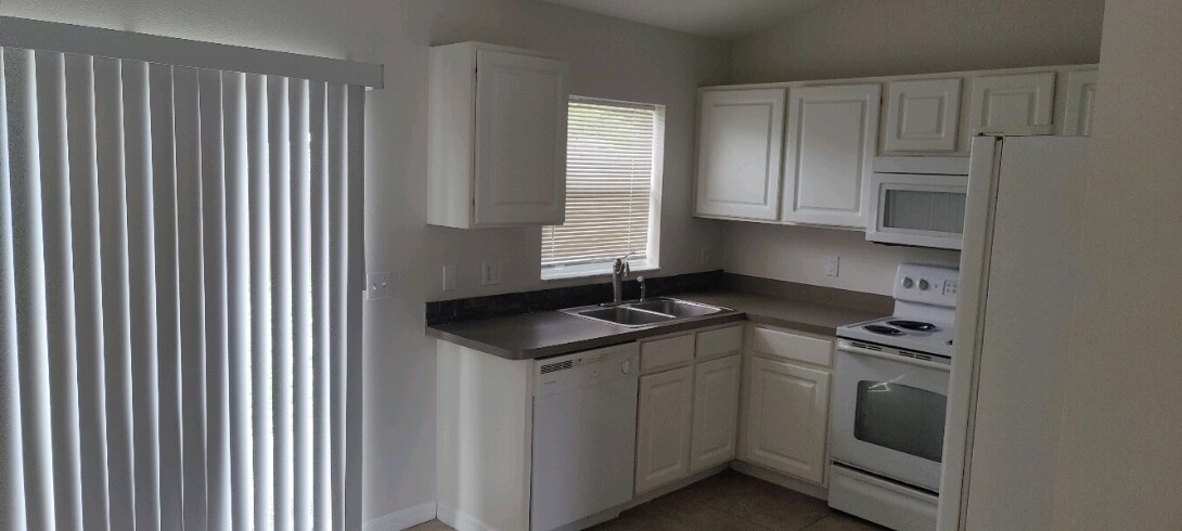 Building Photo - 590 Pasaje Ave