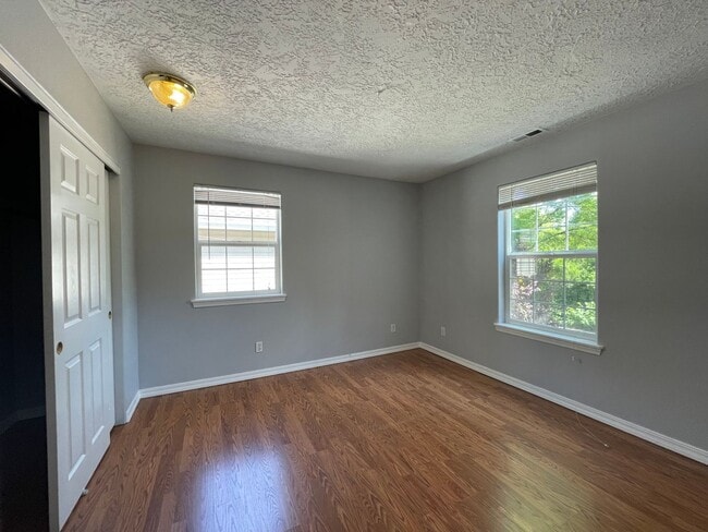 Building Photo - SE Home 3Bd/2.5Ba Home Close to the Willamette River off McLoughlin Blvd. 2 Car Garage and Washer...