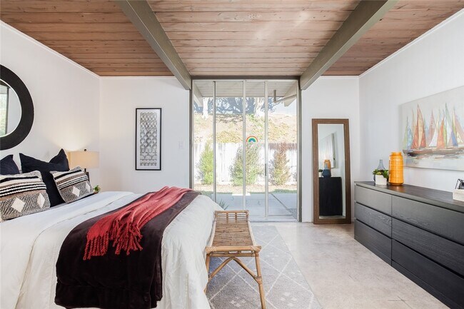 Building Photo - 1131 N Encanto St