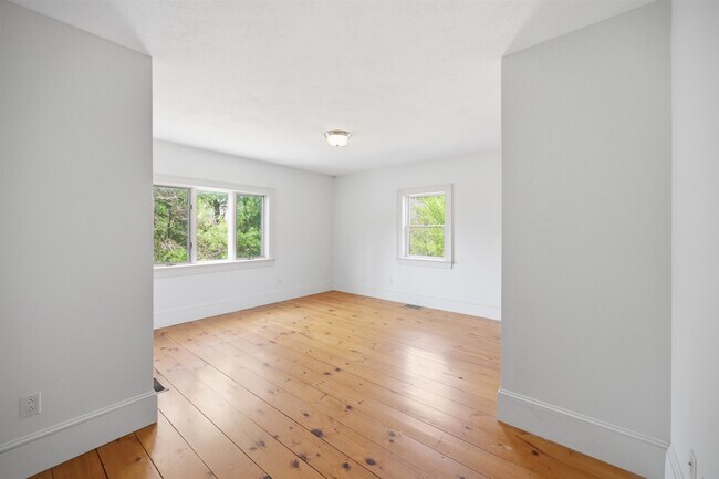 Building Photo - 564 Main St