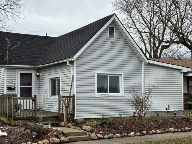 Building Photo - 1606 N Lindsay St