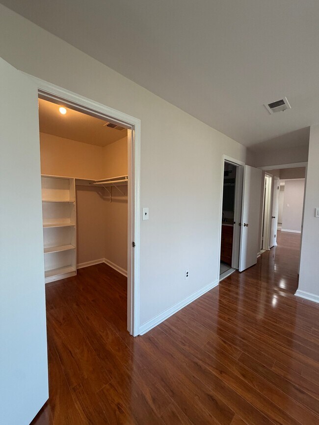 Building Photo - 1409 Green Hollow Dr