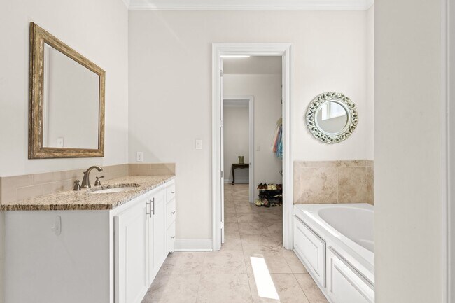 Building Photo - Luxury Living in The Woodlands - COMING SO...