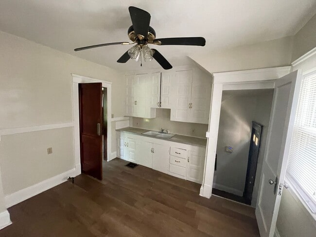 Building Photo - Section 8 Accepted! Spacious Newly Renovat...