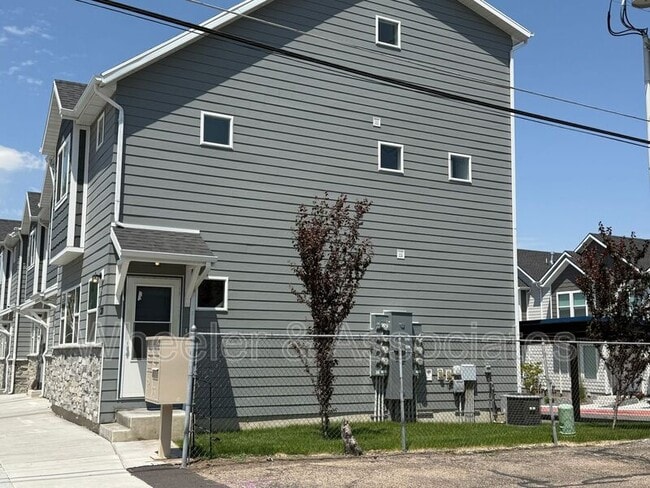 Building Photo - 320 38th St