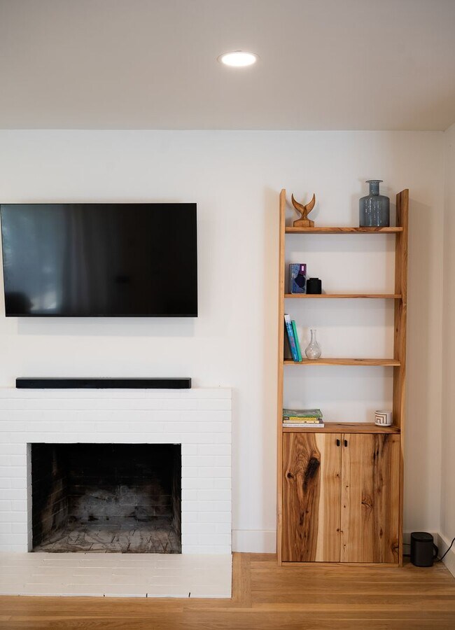 Building Photo - 3 Bedrooms + 2 Bathrooms | Midtown Ventura | Furnished or Unfurnished