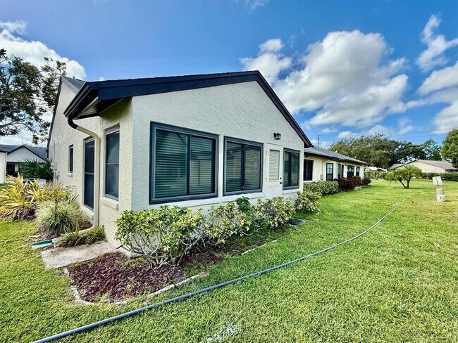 Building Photo - 940 Rosewood Ln