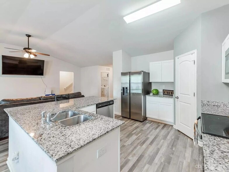 Building Photo - 1016 Amberlight Circle