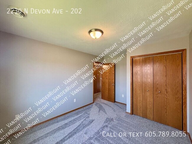 Building Photo - 2230 Devon Ave