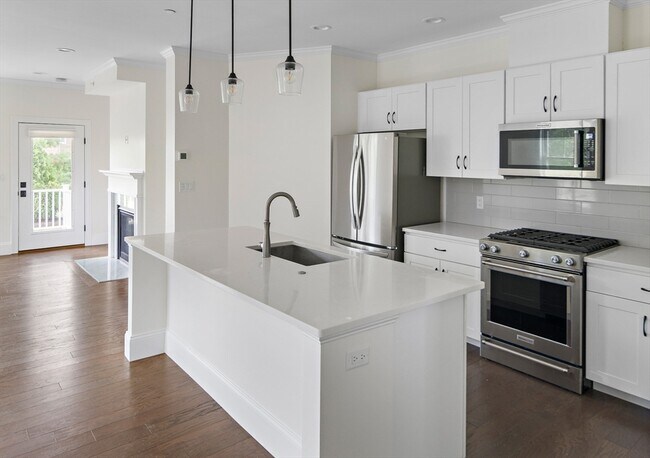 Building Photo - 19 Lily Pond Ln
