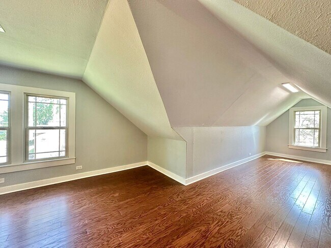 Building Photo - Spacious 4 Bedroom in the Heart of Tyler! Available Now!