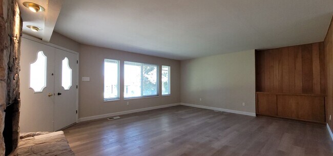 Building Photo - Beautiful 2 Bedroom / 2 Bath Bungalow Next to Hidden Valley Golf Club with Large Private Patio, N...