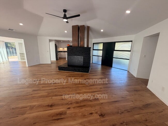 Building Photo - 1249 Davis Ave