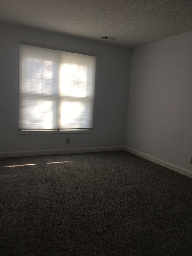 Building Photo - Updated 3 Bedroom Duplex Townhome on Quiet...