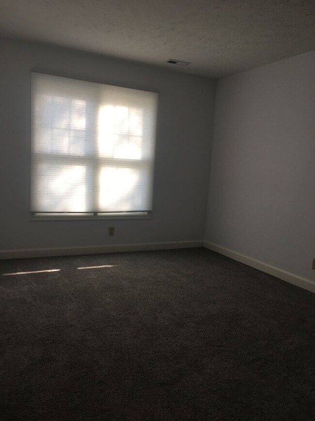 Building Photo - Updated 3 Bedroom Duplex Townhome on Quiet Tree-Lined Street