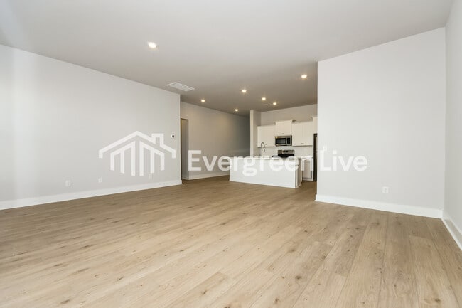 Building Photo - 132 Bloomsbury St