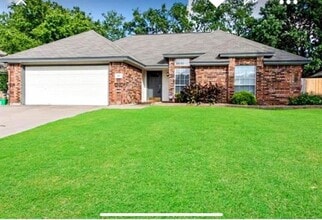 Building Photo - 813 Irene St