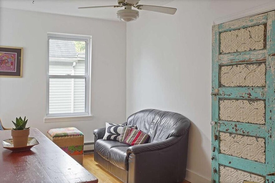 Building Photo - 28 Foch St