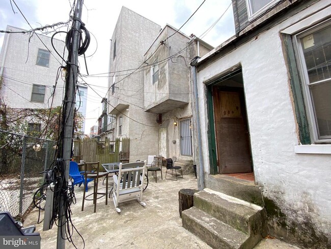 Building Photo - 1437 W Norris St