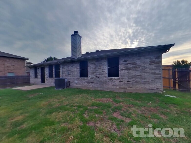 Building Photo - 1405 Englewood Dr