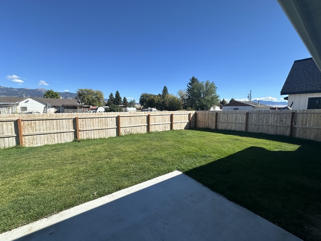 Building Photo - 3 Bed | 2 Bath Twin Bridges Home with Attached Garage