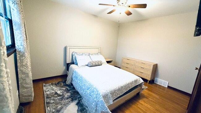 Building Photo - 9323 80th Ct