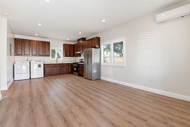 Building Photo - 9548 W Live Oak Ave