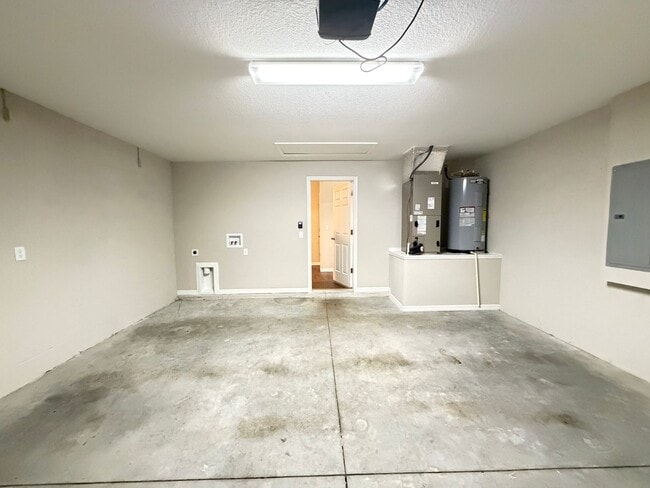 Building Photo - Spacious 3BR Home in Ocala | No HOA + Pet Friendly