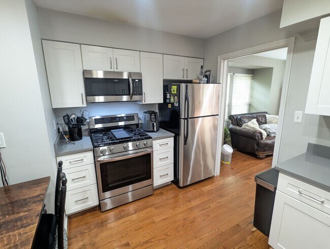 Building Photo - Beautiful 3 level END UNIT townhouse that ...