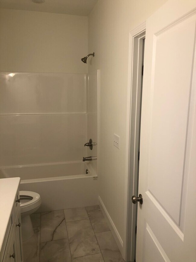 Building Photo - r38