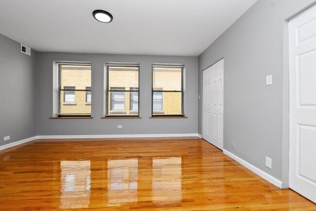 Building Photo - Three Bedroom in South Shore