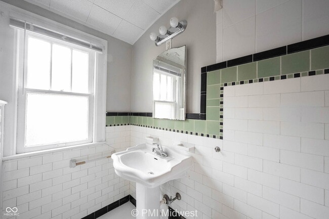 Building Photo - 5684 N College Ave