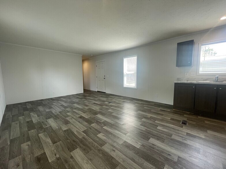 Building Photo - 15862 Villaire Ave