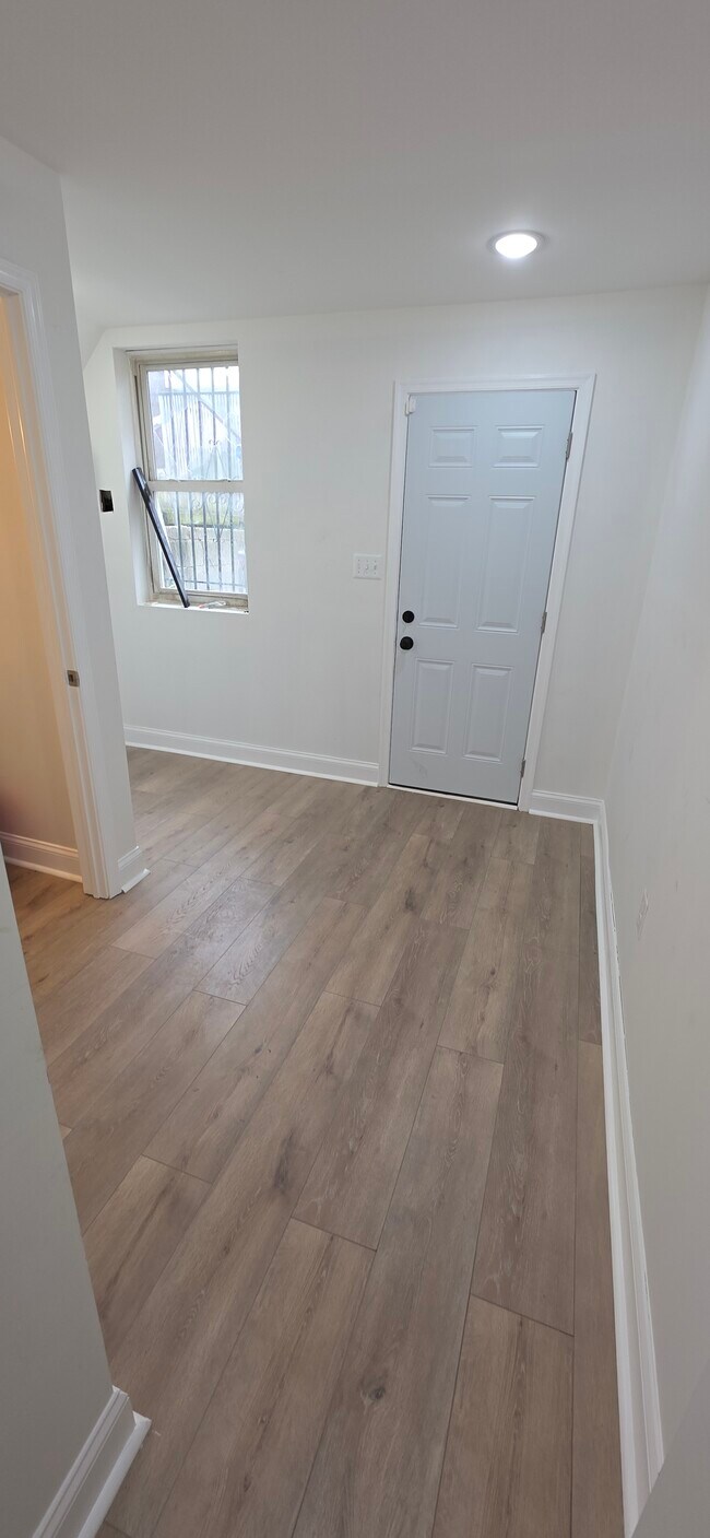 Building Photo - 222 N Glover St