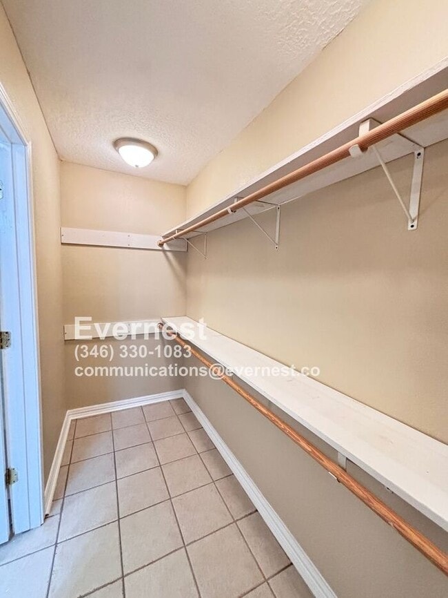Building Photo - 3-Bedroom, 2-Bath Home in Prime Location /...