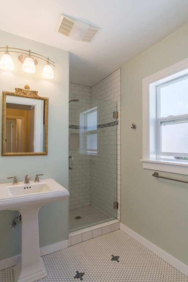Building Photo - 5bd/4ba Seattle Home