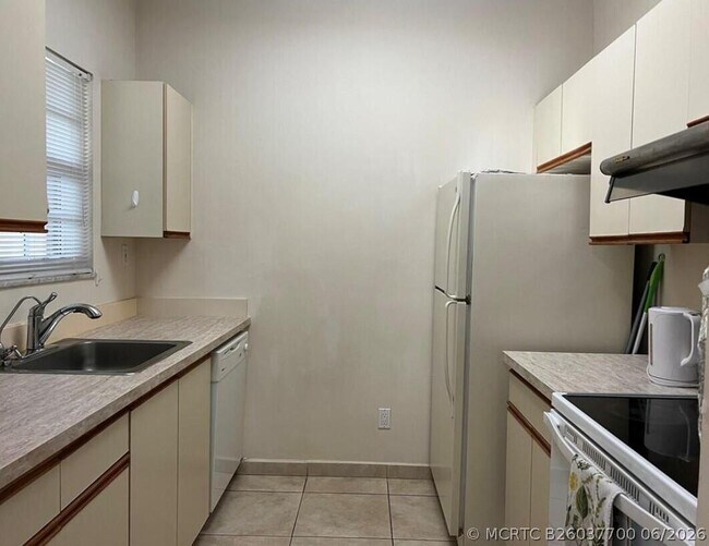 Building Photo - 660 Cypress Club Way