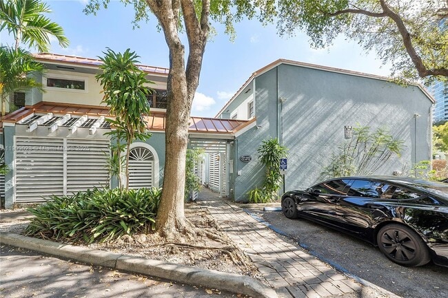 Building Photo - 517 NE 38th St