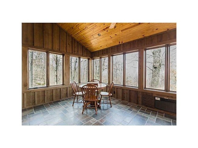 Building Photo - 4 bedroom rustic home, private acreage