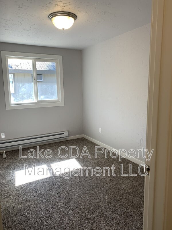 Building Photo - 1419 E Stiner Ave