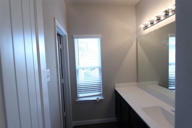 Building Photo - 24923 Lorenzo Glaze Trail