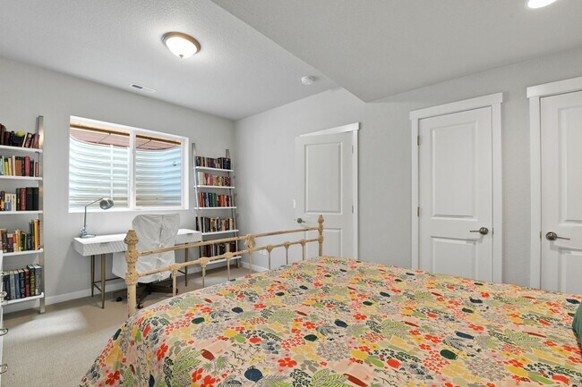 Building Photo - Beautiful "like new" home available for re...