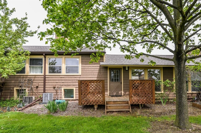 Building Photo - 2263 Parkwood Ave