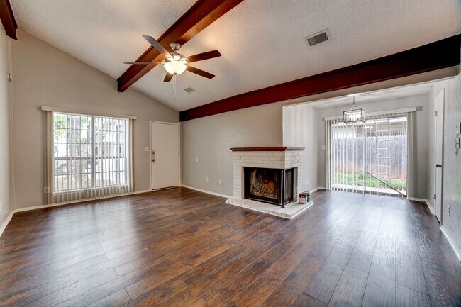 Building Photo - 2 bed/ 1 bath Located Next to Major Highways!