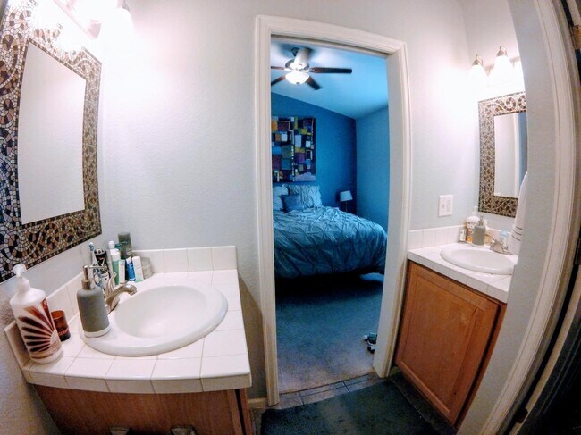 Bedroom 1 bathroom - 2918 Yates St