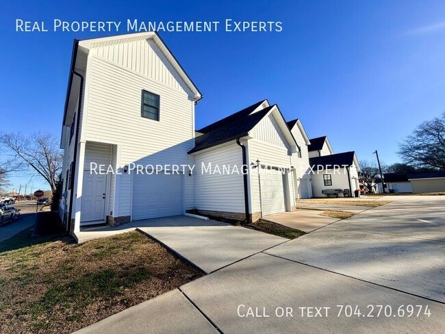 Building Photo - 269 W G St