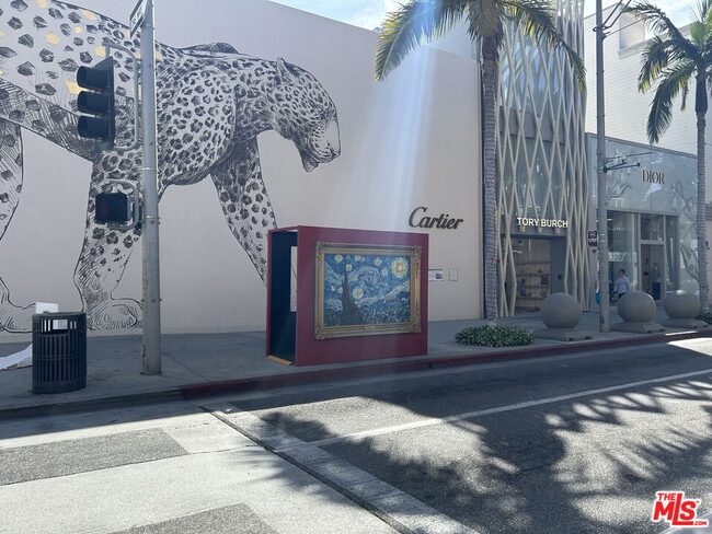 Building Photo - 117 S Doheny Dr