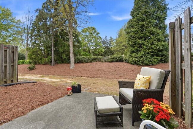 Building Photo - 2059 Lakeshore Overlook Dr