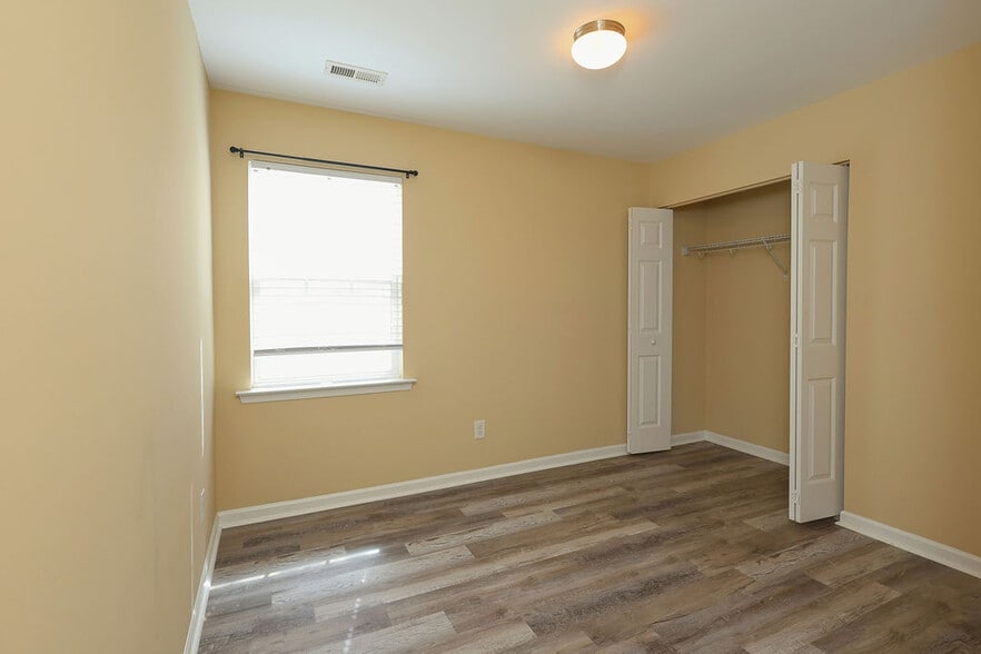 Building Photo - 8843 Thornton Town Pl